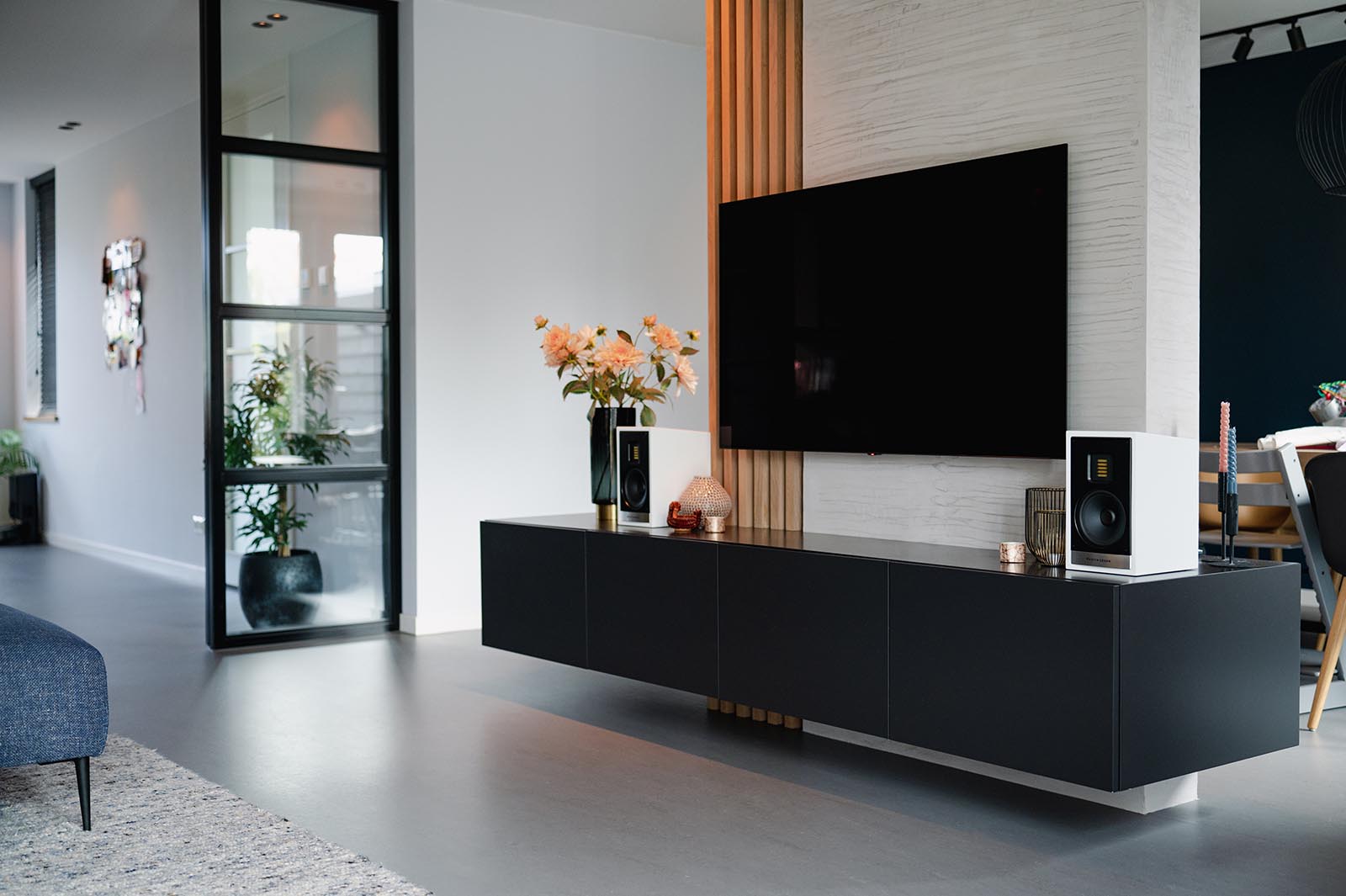 Zwevend tv-meubel als roomdivider